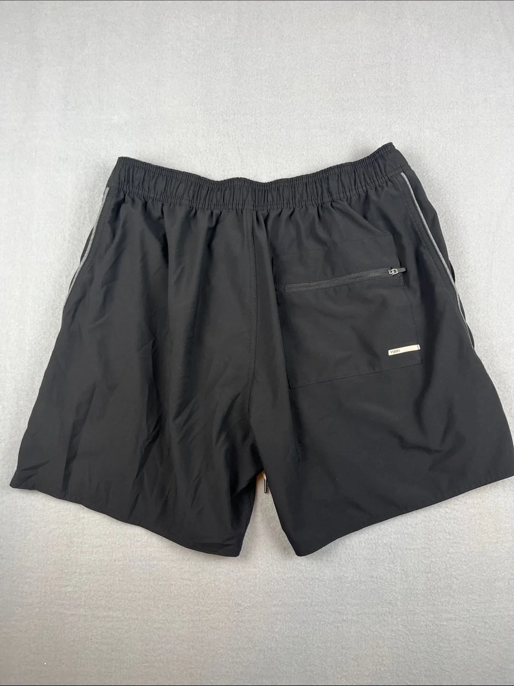 Vuori Trail Shorts 2.0 in Black/grey Size: medium